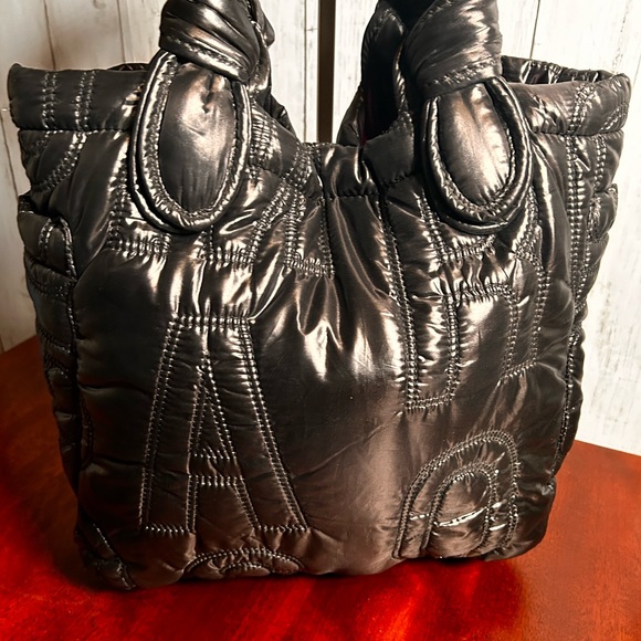 MARC BY MARC JACOBS | Quilted Puffer Bag Black and Pink - Picture 5 of 16